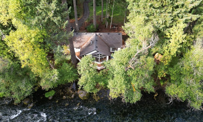McKenzie Bridge House | Explore The Mckenzie House: Sauna & Outdoor Shower Bliss