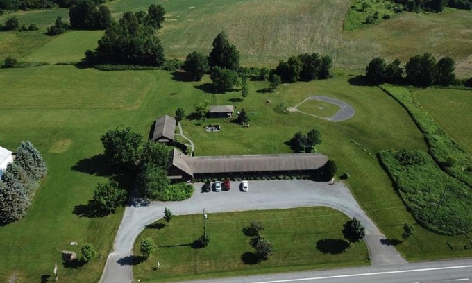 East Springfield Hotel | Inviting Meadowlark Inn with Family-Friendly Amenities
