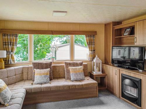 Wemyss Bay House | Discover The Meadows: Pet-Friendly Family Retreat