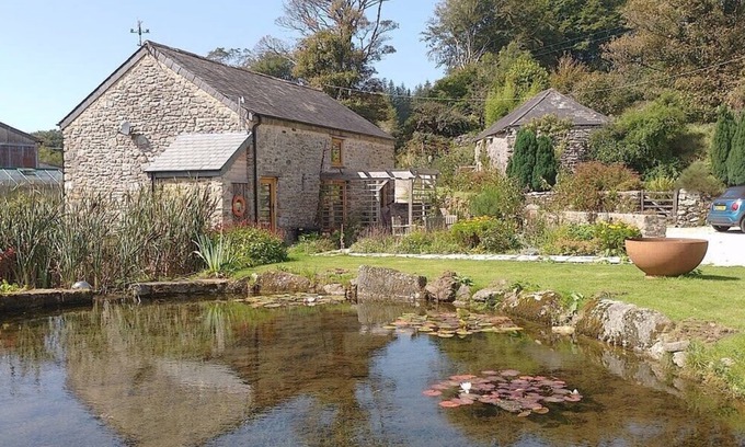 Yelverton House | Discover Family-Friendly Comfort at The Meeting House Sum