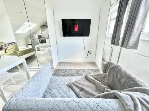 Brent Hotel | Luxury Awaits at The Melrose - 5 Star Hotel with Kitchen