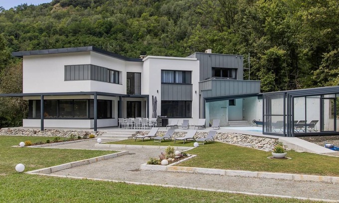 Notre-Dame-du-Cruet House | Relaxing Getaway at The Mena Villa - Family-Friendly Retreat
