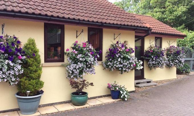 Cheddar Apartment | Discover The Mendip on Cheddar Bridge - 4-Star Pet Friendly Stay