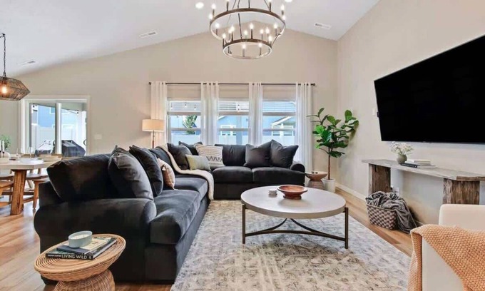 Meridian House | Discover The Meridian Manor: Cozy 4 Bedroom Retreat