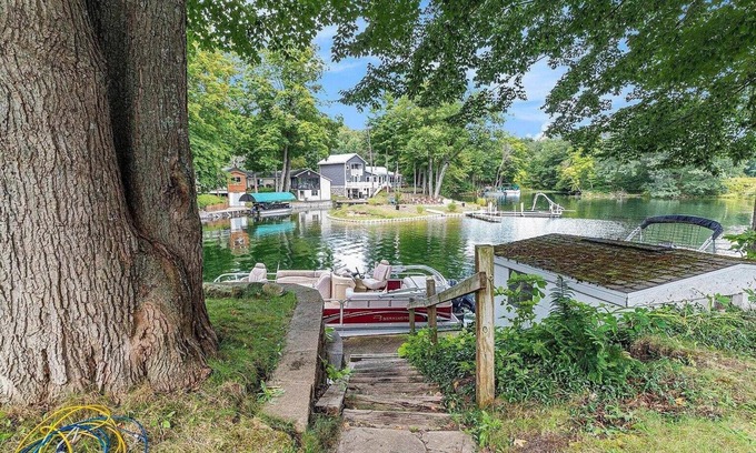 Mesick House | The Mesick Hideaway – 5BR/3BA Family Fun Spot w/Lake, River & Hiking Trails