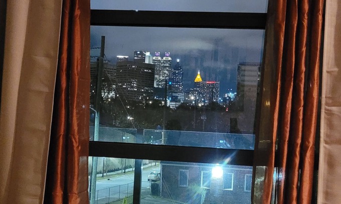 Summerhill House | Stylish Townhouse in Downtown Atlanta with Family Amenities