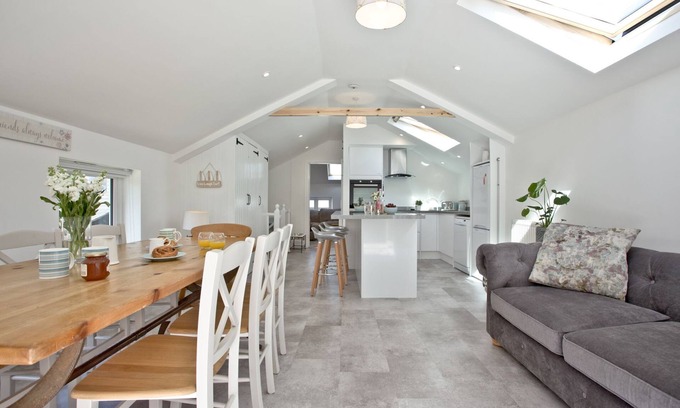 Newquay House | Perfect Retreat: The Mews for 6 with Pet-Friendly Amenities
