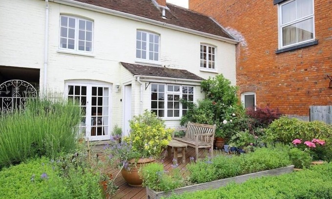 Tisbury Cottage | Cozy Mews Cottage: Pet-Friendly Retreat with Open Fire