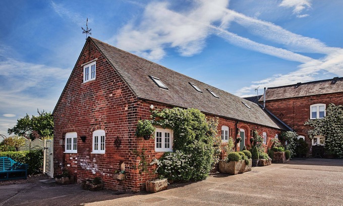 Hollington Cottage | The Mews is a stunning barn conversion set in a peaceful village close to the Peak District. Spacious, stylishly renovated, and full of character, it’s the ideal retreat for countryside escapes.