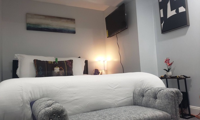 Cranston Apartment | Stylish Micro-Suite at The Eden Park Inn with Kitchen Access