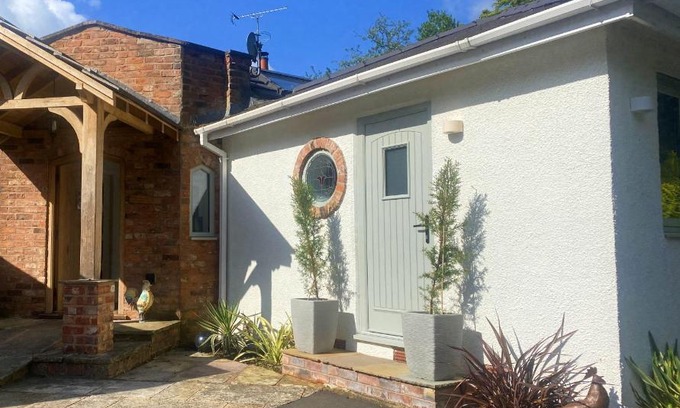 Macclesfield Apartment | Experience The Middlewood: Guest Rated 9.8, Child-Friendly Retreat