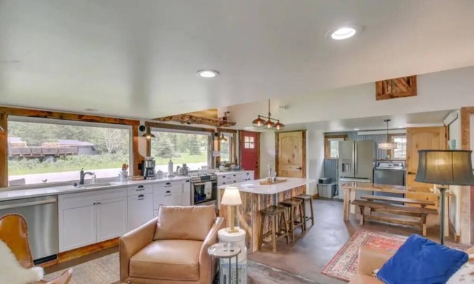 Turnerville House | Unforgettable Stay at The Milking Parlor - Pickleball & More
