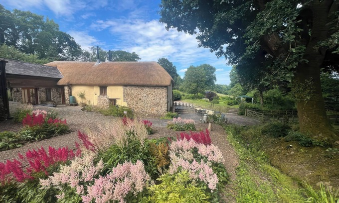 Highampton Cottage | Family-Friendly Milking Parlour with Oceanfront Views