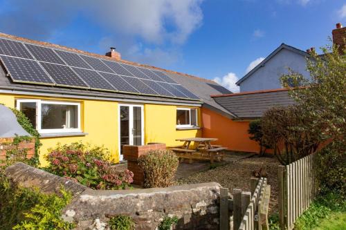 Hartland House | Cozy Oceanfront Retreat: The Milking Parlour Awaits You