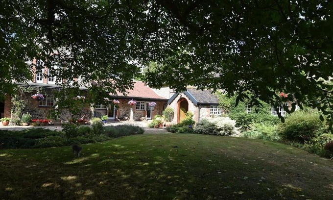 Thetford Villa | Pet-Friendly Comfort at The Mill B&B – Rated 10/10!