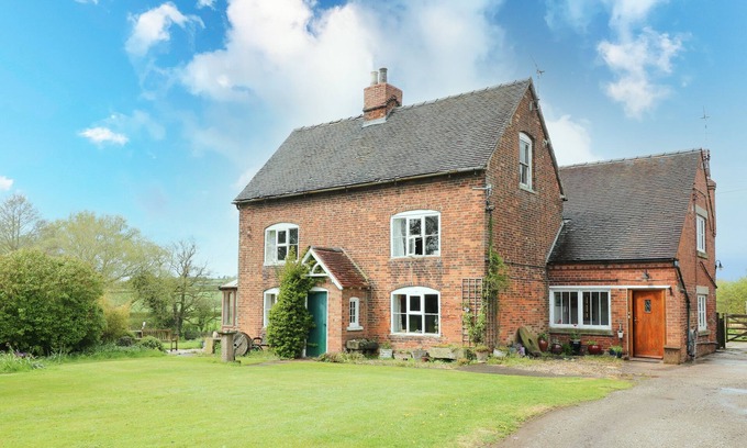 Somersal Herbert Cottage | Romantic Getaway at The Mill Wheel in Doveridge