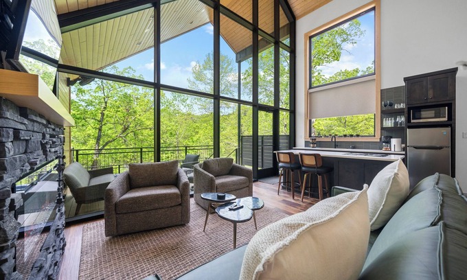 Hot Springs Cabin | The Miller Treehouse, Hot Tub, Near downtown