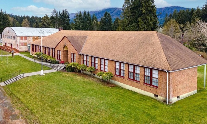 Mineral Resort | Exceptional Family Retreat at The Mineral Schoolhouse