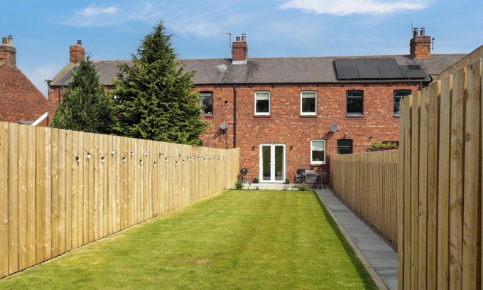 Berwick-upon-Tweed Cottage | Family-Friendly The Miners Cottage with Ocean Views