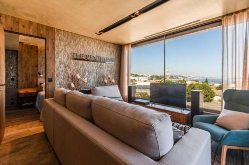 Paco De Arcos Apartment | Elevate Your Stay at THE miniPENTHOUSE Terrace & Spa