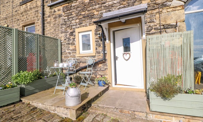 Sowerby Bridge Cottage | Cozy Getaway at The Mistle Carr Farm with Pet-Friendly Perks