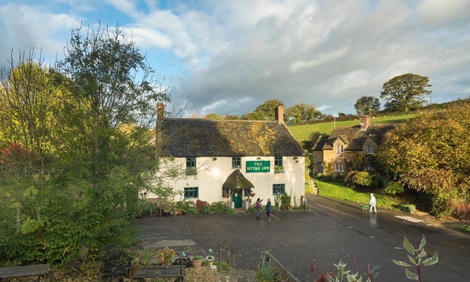 Sherborne Hotel | Exceptional Stay at The Mitre Inn with Breakfast Included