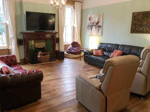 Annan House | Discover The Moat House: 5-Star Pet & Child-Friendly Retreat