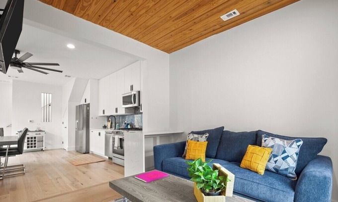 Govalle House | Stylish Retreat — Discover the Heart of East Austin