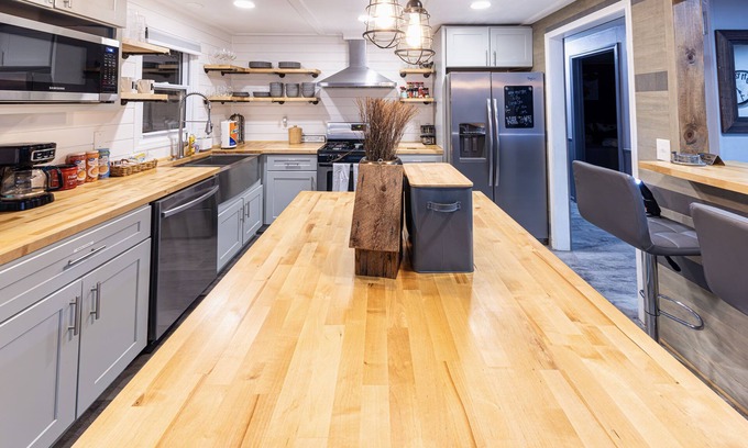 South Kansas City House | Modern FarmHouse Retreat KC: Pool & Lake Views Near Downtown
