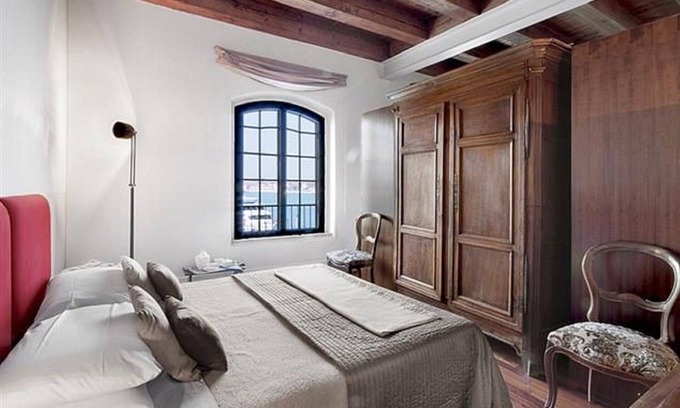 Molina Apartment | Canal View Haven: The Molino Apartment with Top Amenities