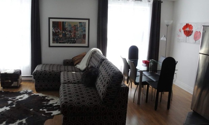 Plateau Mont Royal House | Discover The Mont-Royal: Child-Friendly Apartment Bliss