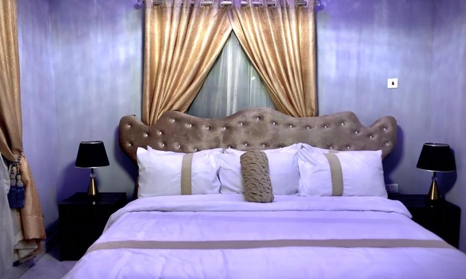 Nnewi Apartment | Discover The Moonshine Residence-Royal with Pool & Breakfast