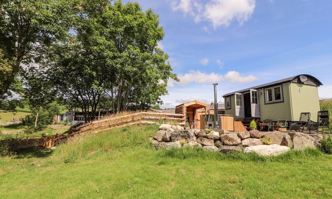Oswestry Cottage | Discover The Moorhen Retreat: Romantic Cottage with Spa