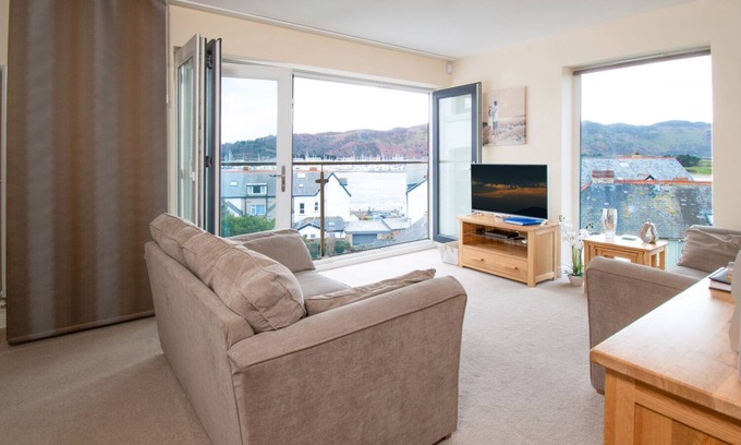 Deganwy Cottage | Experience The Moorings: Oceanfront Family Getaway