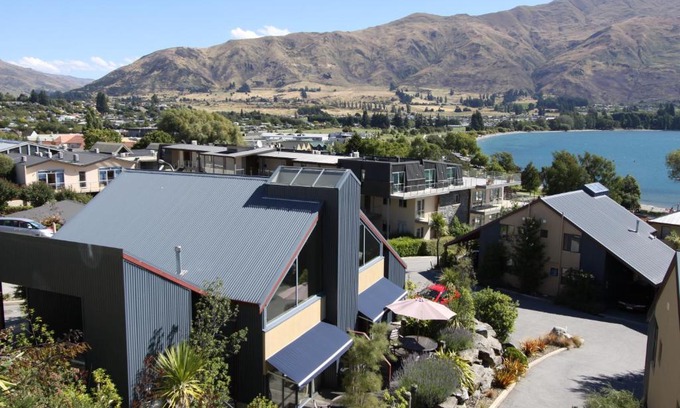 Wanaka Hotel | Elegant Oceanfront Stay at The Moorings Motel & Apartments