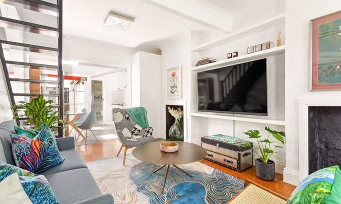 Darlinghurst House | Charming Mosaic Hotel: Terrace Vibes & Local Scene Awaits