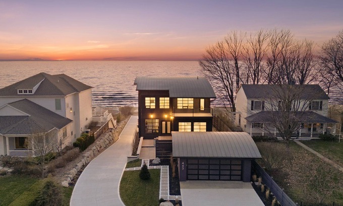 South Haven House | Beautiful Lake Michigan Home with 5 Bedrooms & Great Amenities