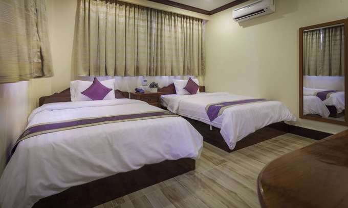 Prampir Makara House | Comfortable Twin Room at The Mou Hotel with Free Bicycles