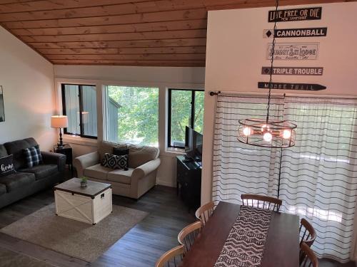 Lincoln Apartment | Pet-Friendly Retreat at The Mountain Escape