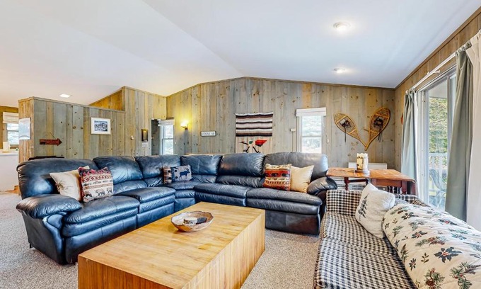 Cranmore Birches House | Explore Comfort at The Mountain House with Pool Access