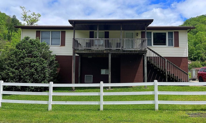 Chattaroy House | Unforgettable Stays at The Mountain Mama: Pet-Friendly Retreat