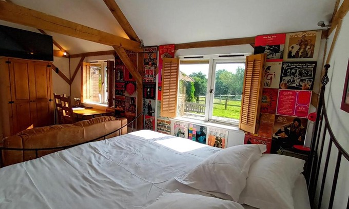 Haslemere Apartment | Unique Oak Studio Retreat - The Music Room Awaits You