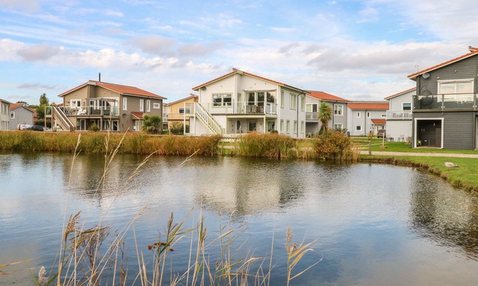 Hopton Cottage | Family-Friendly Retreat with Hot Tub in Belton, Norfolk