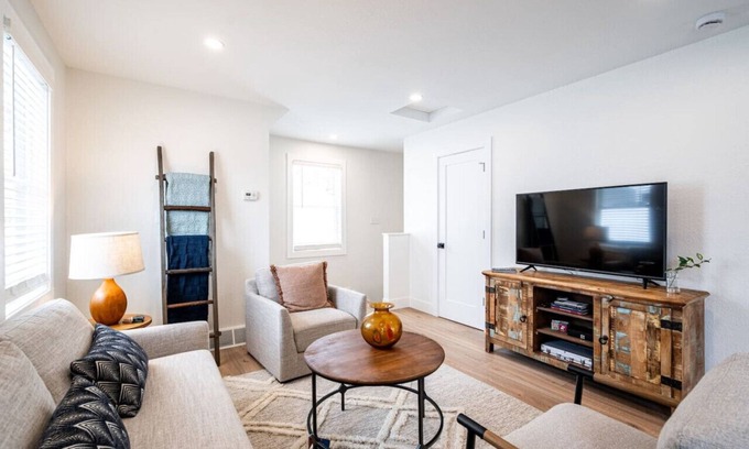 Delafield Apartment | Dog Friendly Nagawicka Loft with Prime Location & Rentals