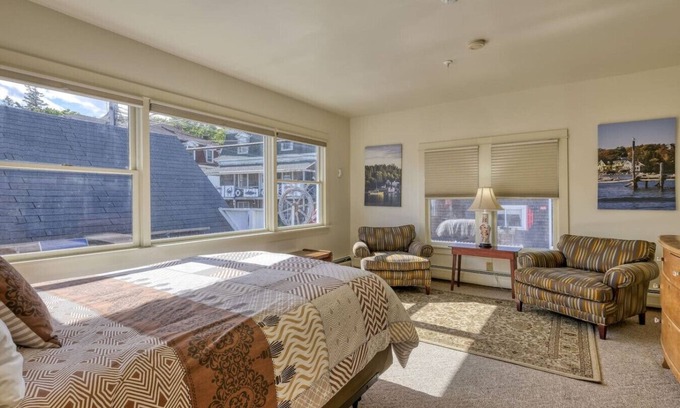 Stonington House | Discover The Nathaniel Bowditch: Family-Friendly Retreat
