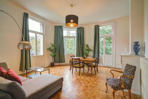 Sint-Andries Apartment | National Lodge: Family-Friendly Stay with Breakfast Included