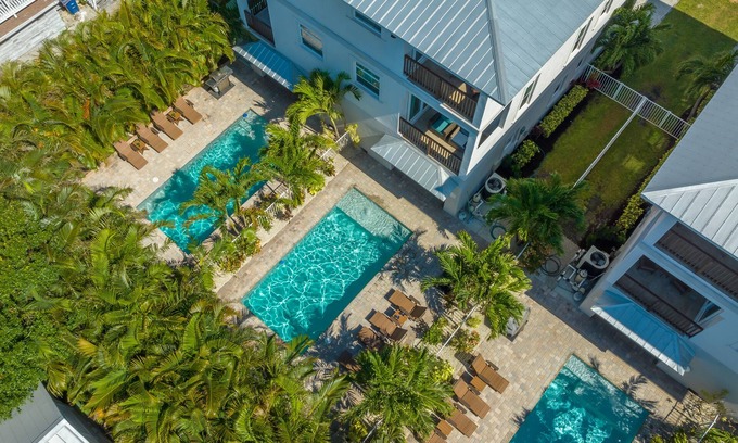 Siesta Key House | Pet-Friendly Nautilus with Pools, Steps from the Beach