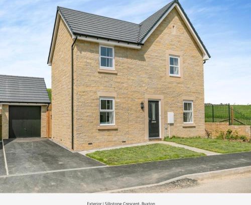 Buxton House | Inviting 4-Bedroom House in Buxton for Family Getaways