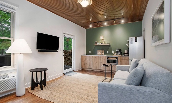 New Buffalo Apartment | Explore The Neighborhood Hotel Grand Beach Suite 4
