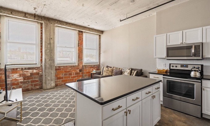 Downtown Apartment | Relaxing Stay at The Nelson Lofts with Spa & Kitchen
